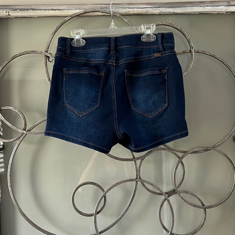 1822 Denim Shorts worn once. Like new. Super soft stretch 3 inch inseem (approx) - Picture 2 of 5
